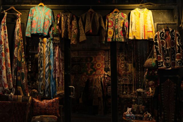 Nouvelle boutique d'artisanat marocain à Cherbourg-en-Cotentin avec des vêtements et des accessoires marocains exposés
