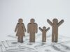 La Loi de Finances 2026 en Algérie : mesures pour le bien-être de la famille Algérien famille étendue discutant autour d'une table laden de couscous, sous le regard optimiste d'un enfant