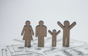 La Loi de Finances 2026 en Algérie : mesures pour le bien-être de la famille Algérien famille étendue discutant autour d'une table laden de couscous, sous le regard optimiste d'un enfant