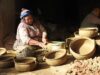 Artisanat marocain : un bond en avance en 2025 avec une progression de 11 % des exportations artisans marocains travaillant dans leur atelier avec des objets en céramique et de la broderie