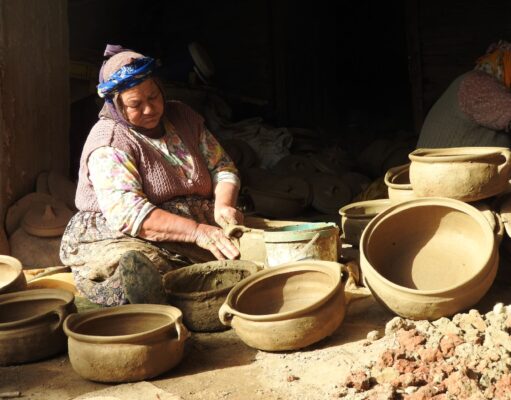 Artisanat marocain : un bond en avance en 2025 avec une progression de 11 % des exportations artisans marocains travaillant dans leur atelier avec des objets en céramique et de la broderie