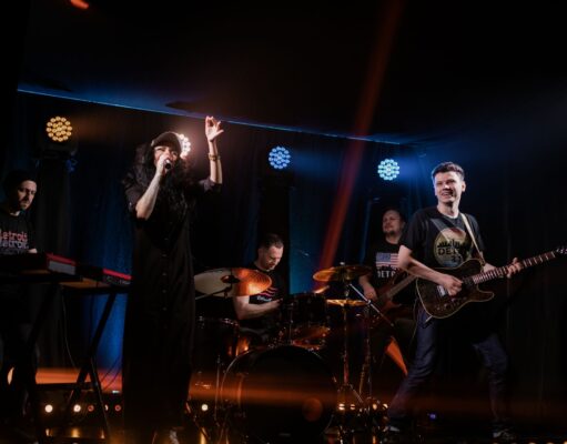 Ima-Yemma : l’orchestre multiculturel qui fait vibrer les scènes musicales maghrébines Ima-Yemma orchestre multiethnique en scène, musiciens jouant des instruments maghrébins