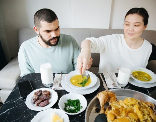 8 soupes maghrébines à essayer absolument pendant le Ramadan Famille algérienne partageant une délicieuse soupe maghrébine pendant le Ramadan