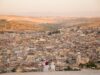 Fès : la canicule passée, la renaissance du tourisme au cœur de la médina Famille explorant la médina de Fes en Tunisie