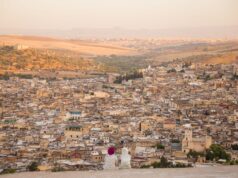 Fès : la canicule passée, la renaissance du tourisme au cœur de la médina Famille explorant la médina de Fes en Tunisie