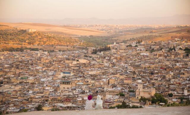 Famille explorant la médina de Fes en Tunisie