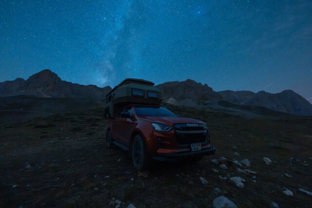Camping-car parcourant un paysage montagneux du Maroc