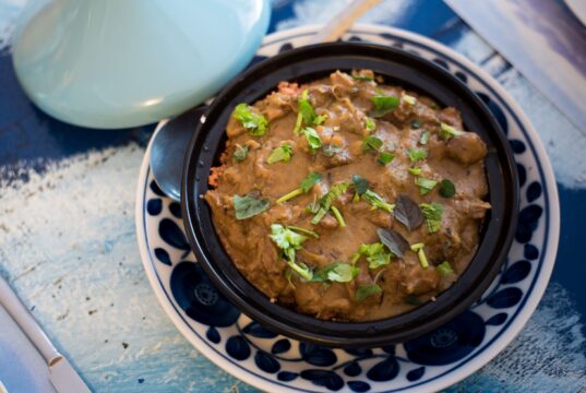 Ragoût marocain aux patates douces et poulet : la recette parfaite pour les restes dans le frigo Moroccan chicken and sweet potato stew in a traditional clay pot with steaming aromatic spices
