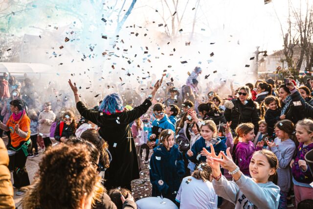 Activités hivernales pour enfants diaspora France Enfants participent à une activité enneigée à la cabane Jacob-Bellecombette pendant les vacances scolaires