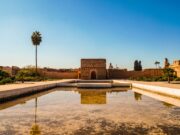 5 destinations marocaines à découvrir en août pour moins de 600 € Family exploring Marrakech, Morocco in August
