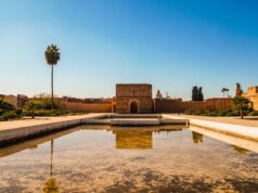 5 destinations marocaines à découvrir en août pour moins de 600 € Family exploring Marrakech, Morocco in August