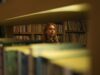 Les mutations de la famille au Maroc : une révolution silencieuse une jeune femme marocaine éduquée assise à une table avec un livre ouvert devant elle