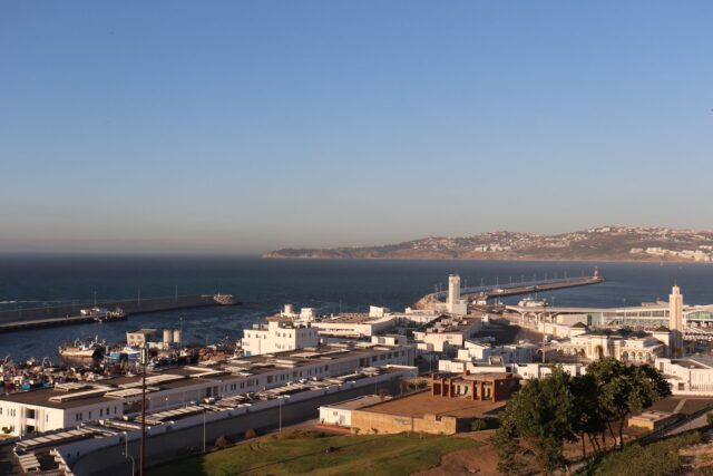 Famille explorant la région préservée de l'Ouest du Maroc en août 2026