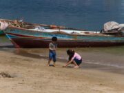Le tourisme en Afrique du Nord : Maroc et Égypte en compétition Famille voyagère à Marrakech et Cairo en concurrence pour la découverte des plus beaux sites historiques