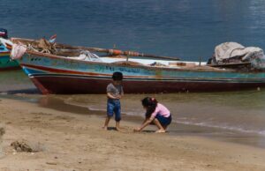 Le tourisme en Afrique du Nord : Maroc et Égypte en compétition Famille voyagère à Marrakech et Cairo en concurrence pour la découverte des plus beaux sites historiques