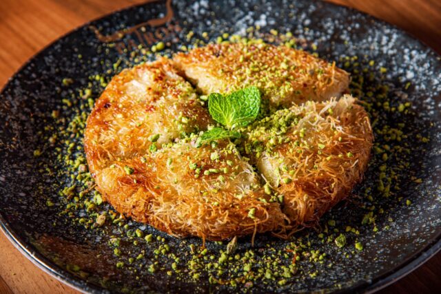 Trileçe gourmand tunisien Trileçe dessert sur une table de famille pendant Ramadan 2026