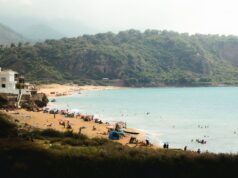 Les meilleures destinations de vacances en Algérie pour l’été : redécouvrez votre pays natal Algerian family enjoying summer vacation at a scenic beach location
