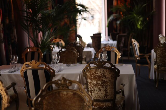 Segolene Royal à l'intérieur de L'Algérie en France, restaurant préféré, plat algérien sur table