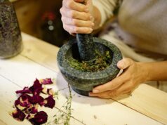 Guide complet à l’utilisation des plantes médicinales tunisiennes pour la santé et le bien-être Woman preparing traditional Tunisian medicinal plants for health and wellness