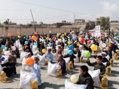 La Fête Musulmane de l’Aïd el-Kébir : Un Regard Sur Sa Signification et Ses Rites Famille traditionnelle réunie pour la fête musulmane de l'Aïd el-Kébir en robe et turban