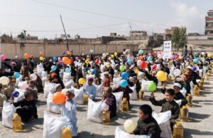 La Fête Musulmane de l’Aïd el-Kébir : Un Regard Sur Sa Signification et Ses Rites Famille traditionnelle réunie pour la fête musulmane de l'Aïd el-Kébir en robe et turban