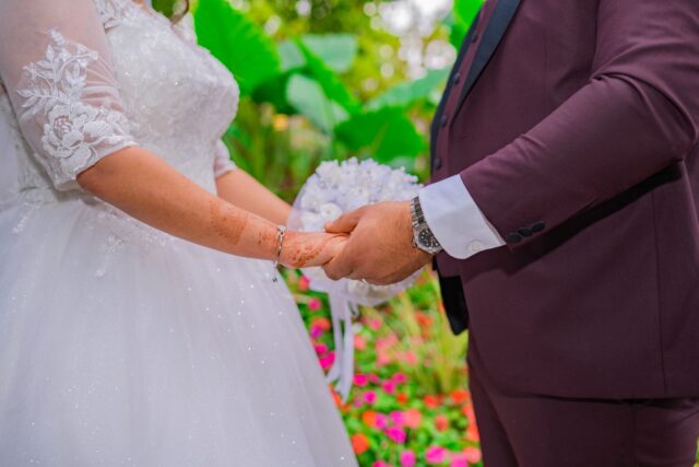 Famille algérienne, tunisienne ou marocaine réunie pour célébrer un mariage traditionnel en France