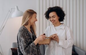 Guide complet des soins capillaires naturels avec l’huile de nigelle : un riche secret ancestral Femme algérienne utilisant l'huile de nigelle pour soigner ses cheveux