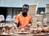 Le salon de l’artisanat marocain à la Fondation des trois cultures : la beauté et la tradition sous un même toit Artisans marocains exposant leur travail au salon de l'artisanat marocain à la Fondation des trois cultures