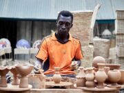 Le salon de l’artisanat marocain à la Fondation des trois cultures : la beauté et la tradition sous un même toit Artisans marocains exposant leur travail au salon de l'artisanat marocain à la Fondation des trois cultures