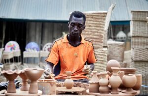 Le salon de l’artisanat marocain à la Fondation des trois cultures : la beauté et la tradition sous un même toit Artisans marocains exposant leur travail au salon de l'artisanat marocain à la Fondation des trois cultures