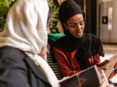 Correction du vocabulaire : les différences entre « algérien » et « maghrébin » femme algérienne discutant des différences entre Algérien et Maghrébin