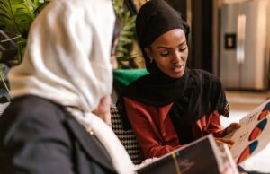 Correction du vocabulaire : les différences entre « algérien » et « maghrébin » femme algérienne discutant des différences entre Algérien et Maghrébin