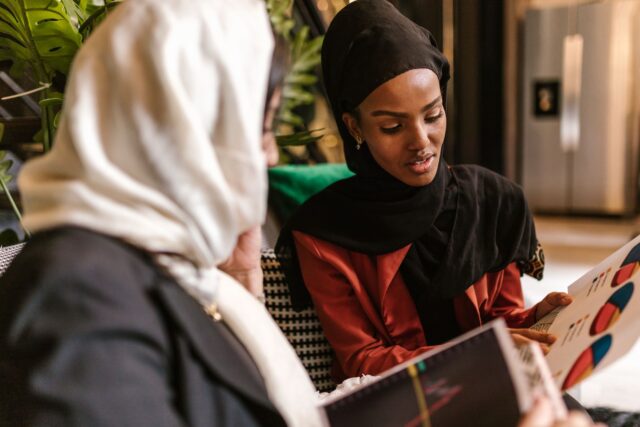 algérienne termes linguistiques femme algérienne discutant des différences entre Algérien et Maghrébin