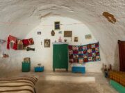 Savoir-faire tunisien : le guide complet pour éblouir au salon Interior Lifestyle Tokyo 2026 Femme tunisienne présentant un ensemble de meubles traditionnels tunisiens à l'intérieur du salon Interior Lifestyle Tokyo 20