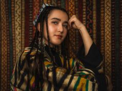 Femmes kabyles dans le monde : des racines, des traditions et des mémoires à transmettre Kabyle woman passing down traditions to future generations