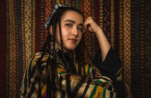 Femmes kabyles dans le monde : des racines, des traditions et des mémoires à transmettre Kabyle woman passing down traditions to future generations