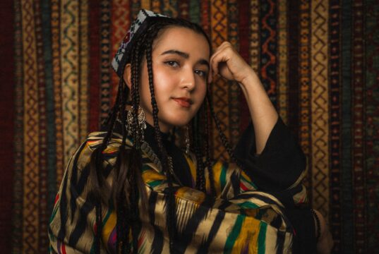 Femmes kabyles dans le monde : des racines, des traditions et des mémoires à transmettre Kabyle woman passing down traditions to future generations