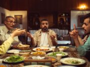 La lecture sociologique de l’évolution des familles au Maghreb : un regard sur notre passé pour comprendre notre avenir Femme et enfants Maghrébins en conversation autour d'un tableau de couscous traditionnel
