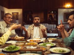 La lecture sociologique de l’évolution des familles au Maghreb : un regard sur notre passé pour comprendre notre avenir Femme et enfants Maghrébins en conversation autour d'un tableau de couscous traditionnel