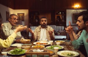 La lecture sociologique de l’évolution des familles au Maghreb : un regard sur notre passé pour comprendre notre avenir Femme et enfants Maghrébins en conversation autour d'un tableau de couscous traditionnel