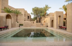 Les 5 meilleurs spas en Algérie à découvrir pendant l’été 5 spas en Algérie aux bassins extérieurs remplis d'eau et de plantes