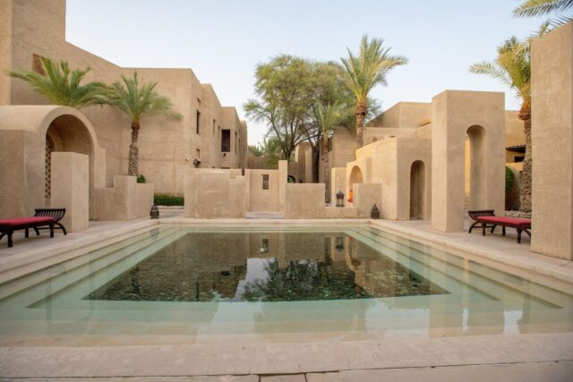 5 spas en Algérie aux bassins extérieurs remplis d'eau et de plantes
