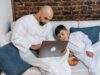 Maroc : la famille est en pleine mutation – Guide complet pour les parents Maroccan family learning together in a modern setting