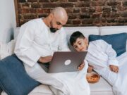 Maroc : la famille est en pleine mutation – Guide complet pour les parents Maroccan family learning together in a modern setting