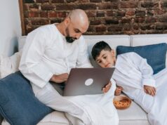 Maroc : la famille est en pleine mutation – Guide complet pour les parents Maroccan family learning together in a modern setting