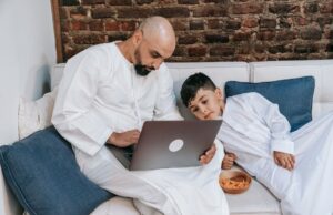 Maroc : la famille est en pleine mutation – Guide complet pour les parents Maroccan family learning together in a modern setting