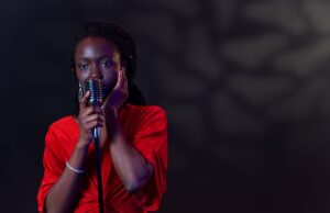 Romy Rose chante sa vie avec une nouvelle chanson intitulée “Doutes et sentiments Romy Rose chantant sa nouvelle chanson Doubts et sentiments