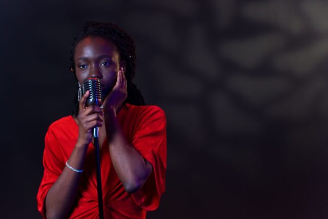 Romy Rose chantant sa nouvelle chanson Doubts et sentiments