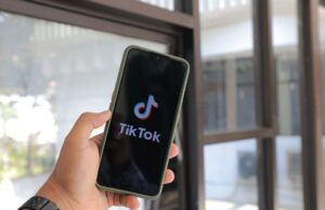 La facture téléphonique énorme de 48 000 € pour une TikTok marocaine en vacances : un nouvel éclairage sur la question des coûts excessifs des opérateurs marocains Moroccan TikTok user with massive phone bill