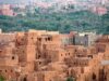 Les oasis du Maghreb : les trésors de la nature en développement durable Famille entourée d'arbres dans une oasis de Maghreb développement durable